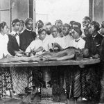 Pelajaran anatomi tubuh dalam kelas pendidikan Dokter Jawa di Batavia. © Tropen Museum