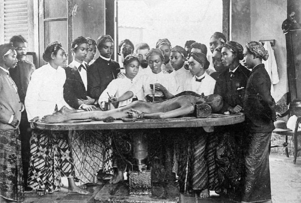 Pelajaran anatomi tubuh dalam kelas pendidikan Dokter Jawa di Batavia. © Tropen Museum