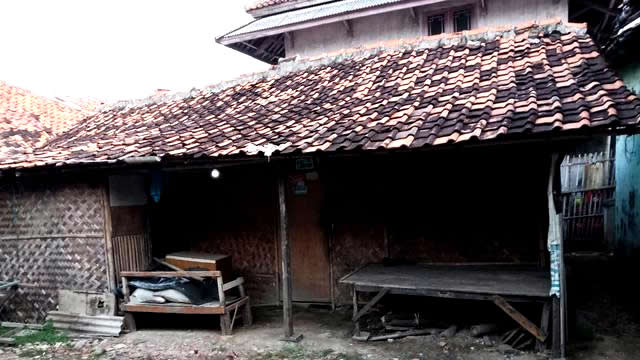 Miris Nenek Wasmi, Tinggal Sebatangkara di Gubuk Reyot di Karawang