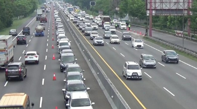 Foto: Kondisi lalu lintas d Tol Cikampek, (Dian Firmansyah/detikcom).