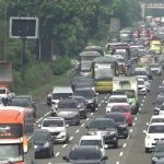 Foto: Tol Cikampek padat di hari kedua libur cuti bersama (Dian Firmansyah/detikcom)