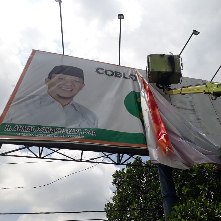 Bawaslu Karawang Menertibkan Ratusan Bahan Kampanye dan Alat Peraga Kampanye yang Tidak Sesuai Aturan