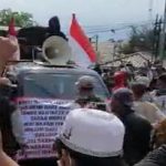 Massa FPI dan Demonstran Penolak Habib Rizieq Nyaris Bentrok di Karawang