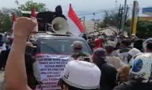 Massa FPI dan Demonstran Penolak Habib Rizieq Nyaris Bentrok di Karawang