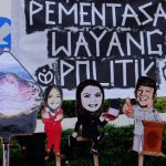 Pertunjukan parodi wayang politik di depan Pemda Karawang. (Foto: Luthfiana Awaluddin)