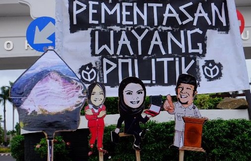 Pertunjukan parodi wayang politik di depan Pemda Karawang. (Foto: Luthfiana Awaluddin)