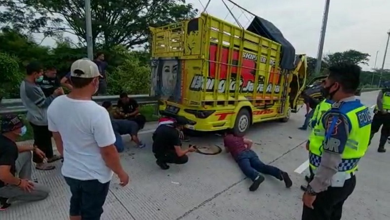 Ajaib! Sopir-Kernet Truk Diringkus di Gerbang Tol Cikampek Utama, Bawa Puluhan Kilogram Sabu Dalam Ban Truk