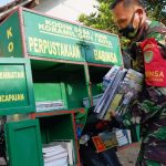 TNI Karawang Sempat Disangka Jualan Kerupuk Ternyata Bikin Perpustakaan Keliling