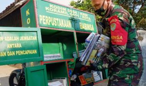 TNI Karawang Sempat Disangka Jualan Kerupuk Ternyata Bikin Perpustakaan Keliling