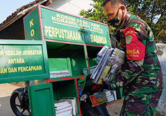 TNI Karawang Sempat Disangka Jualan Kerupuk Ternyata Bikin Perpustakaan Keliling