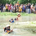 Tim SAR gabungan menyisir kawasan Sungai Irigasi Batujaya saat mencari korban Hilmi