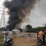 Warga Desa Mulyasari Ciampel Karawang Keluhkan Pembakaran Limbah Busa Dekat Citarum