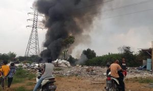 Warga Desa Mulyasari Ciampel Karawang Keluhkan Pembakaran Limbah Busa Dekat Citarum