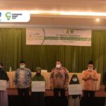 Penyerahan Kadeudeuh Bagi Pembina Peserta dan Official Terbaik MTQ XXXVI Tingkat Provinsi Jabar Tahun 2020