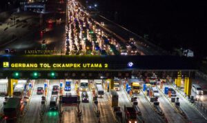 Libur Natal dan Tahun Baru Gerbang Tol Cikampek Utama Padat Kendaraan