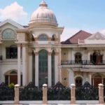 Rumah crazy rich Karawang Haidar Azis. Foto: Tangkapan layar YouTube/Official Trans 7