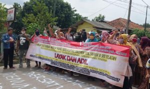 Protes Ganti Rugi Murah Warga Citaman Karawang Blokade Jalan Badami-Loji