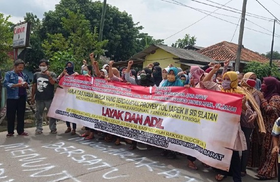 Protes Ganti Rugi Murah Warga Citaman Karawang Blokade Jalan Badami-Loji