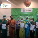100 Tenaga Medis di RSUD Karawang Menjalani Vaksinasi Covid-19