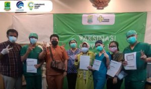 100 Tenaga Medis di RSUD Karawang Menjalani Vaksinasi Covid-19