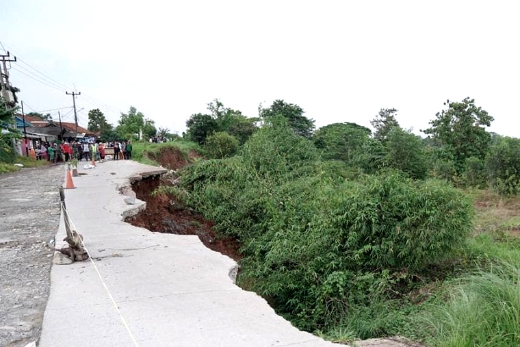 Akses Jalan di Desa Tamelang Purwasari Amblas 100cm Lebih