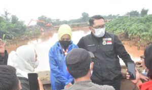 Bupati Dampingi Gubernur Ridwan Kamil Pantau Lokasi Banjir di Karawang