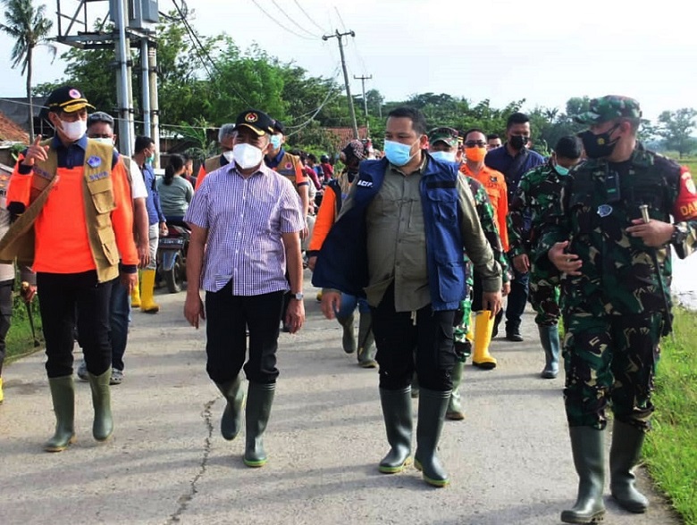 BNPB Serahkan Bantuan Rp 500 Juta Saat Tinjau Banjir Karawang