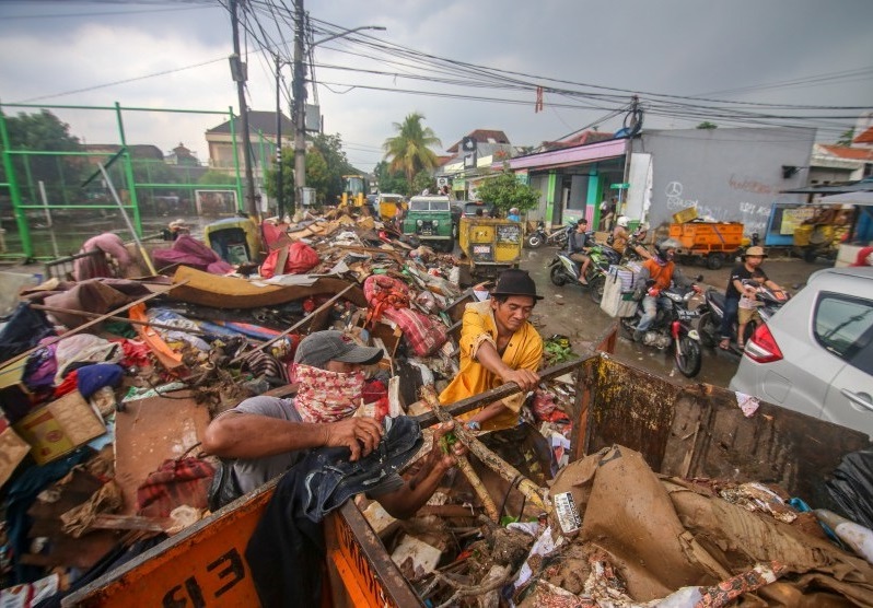 1.166 Ton Sampah Muncul Pasca Banjir di Sejumlah Titik Karawang
