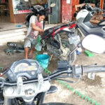Banjir Karawang, Tukang Bengkel Motor Ini Raup Cuan Banyak