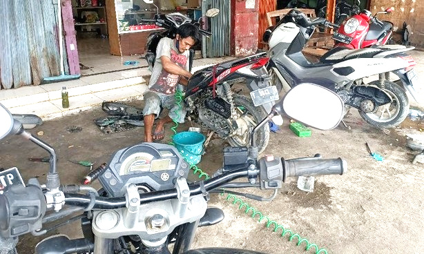 Banjir Karawang, Tukang Bengkel Motor Ini Raup Cuan Banyak