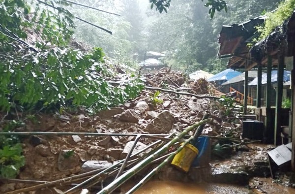Alat Berat Kesulitan Evakuasi Material Longsor di Tegalwaru, Wisata Curug Cigentis Ditutup Sementara