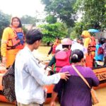 Tim SAR Gabungan Evakuasi Ratusan Warga Terdampak Banjir Karawang