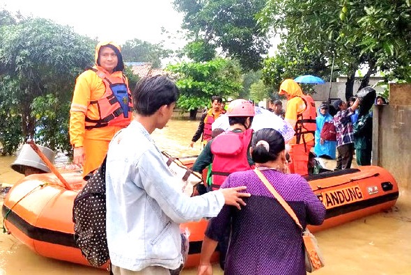 Tim SAR Gabungan Evakuasi Ratusan Warga Terdampak Banjir Karawang
