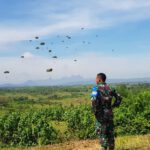 400 Prajurit Tengkorak Melakukan Aksi Terjun Payung Menghiasi Langit Karawang (Foto : Pojok Berita)