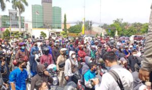 7 Bulan Tak Terima Gaji, Ribuan Karyawan PT AJS Unjuk Rasa di Kantor Bupati Karawang