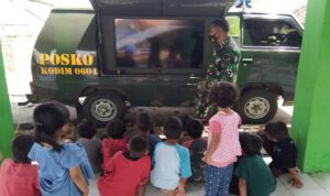 Anak -anak warga Kampung Tanjungsari menyaksikan siaran televisi yang ditayangkan dari failitas milik TNI. (Foto: iNews.id/Nilakusuma)