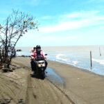 Kisah Haru Bidan Desa Bertugas di Dusun Terisolir Tanjungsari di Cibuaya Karawang, Kaget Harus Bawa Pasien dengan Perahu
