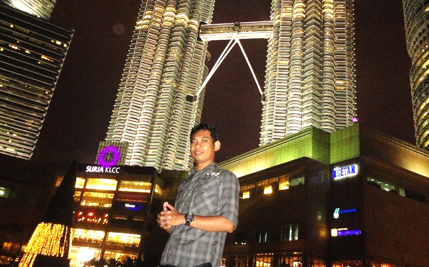 Kang Cecep waktu di Menara Petronas di Malaysia menghadiri kegiatan tingkat Internasional