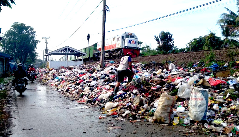 Sampah tercecer dan menumpuk di TPS Tanjungpura, Karawang, sempat viral di media sosial. Penumpukan tersebut tiba-tiba saja terjadi. (Foto: iNews.id/Nilakusuma)