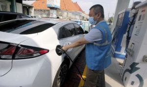 Menteri Bahlil menyebut pemasangan tiang pancang (groundbreaking) proyek baterai kendaraan listrik Rp140 triliun PT Industri Baterai Indonesia segera dilakukan. Ilustrasi. (ANTARA FOTO/Didik Suhartono).