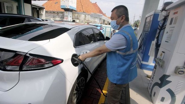 Menteri Bahlil menyebut pemasangan tiang pancang (groundbreaking) proyek baterai kendaraan listrik Rp140 triliun PT Industri Baterai Indonesia segera dilakukan. Ilustrasi. (ANTARA FOTO/Didik Suhartono).