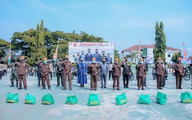 Usai Upacara Peringatan HUT TNI, Bupati Berikan Bansos untuk Para Veteran Karawang