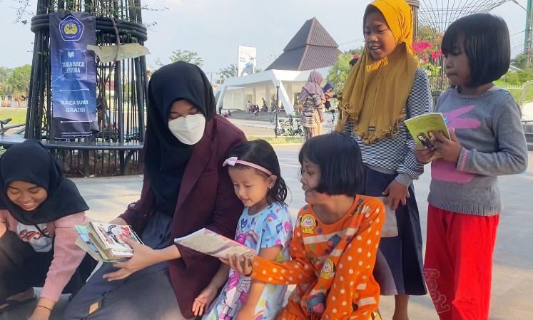 Mahasiswa Unsika berbaur dengan anak-anak di Taman Baca Lentera - Unsika