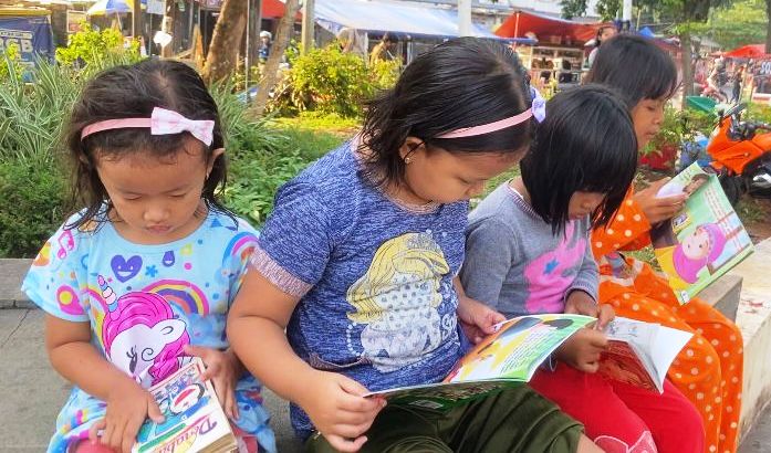 Anak-anak riang gembira membaca di Taman Baca Lentera - Unsika