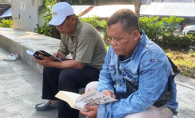 Orangtua juga bergairah dalam membaca di Taman Baca Lentera -Unsika