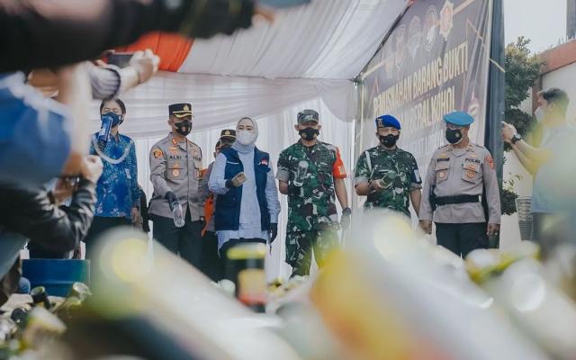 Polres Karawang Musnahkan Puluhan Ribu Miras Hasil Operasi Penyakit Masyarakat (Pekat) 2022