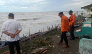 Banjir Rob Terjang 2 Desa di Karawang, Jalan Terbelah dan Tanggul Rusak