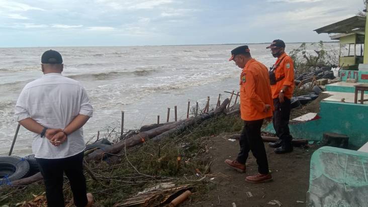 Banjir Rob Terjang 2 Desa di Karawang, Jalan Terbelah dan Tanggul Rusak