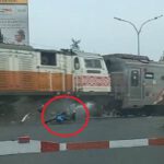 Pemotor di Karawang Tewas Dihantam Kereta setelah Lawan Arus dan Terobos Pelintasan