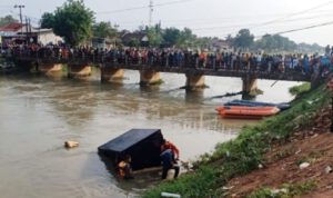 6 Koper Uang Ditemukan di Mobil Pengangkut yang Terjun ke Sungai di Karawang